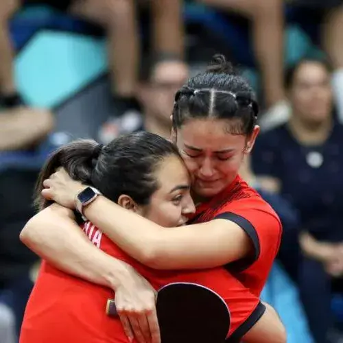 Seleccionadas de tenis de mesa celebrando