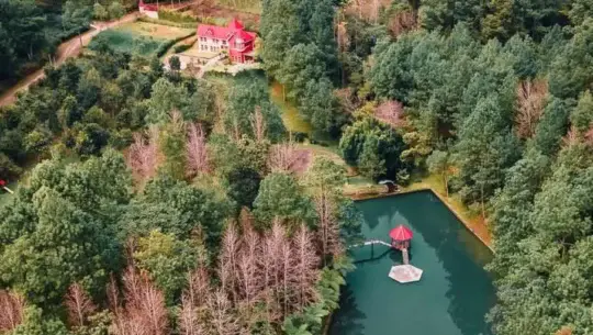 Hoteles al lado de pozas cristalinas en Guatemala