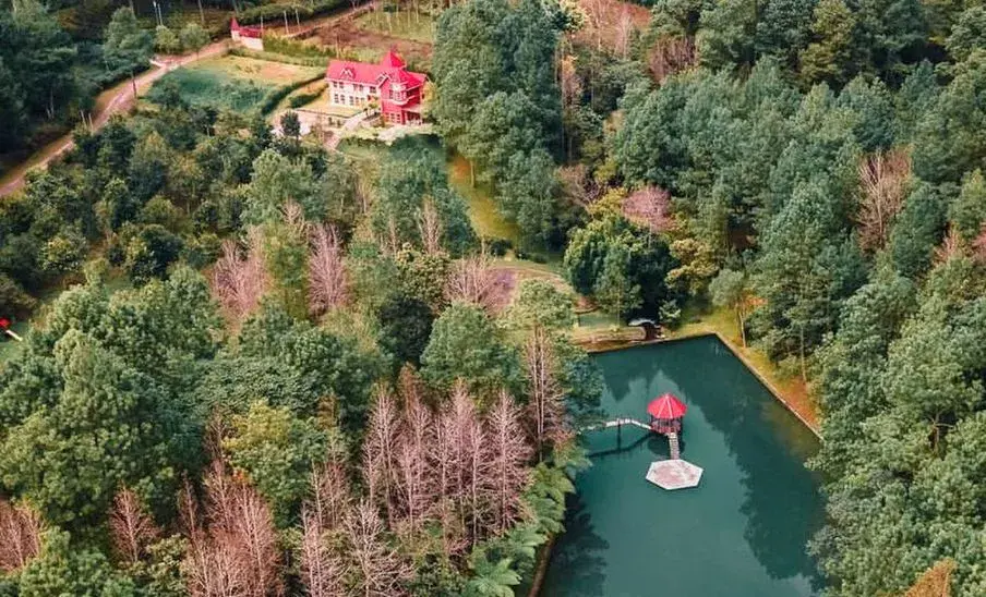 Hoteles al lado de pozas cristalinas en Guatemala