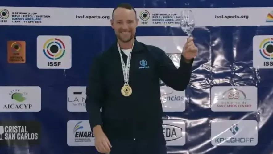 Jean Pierre Brol con la medalla de oro en la Copa del Mundo