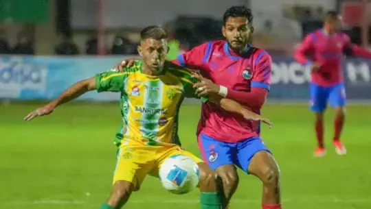 Rudy Barrientos de los rojos contra un jugador de Xinabajul