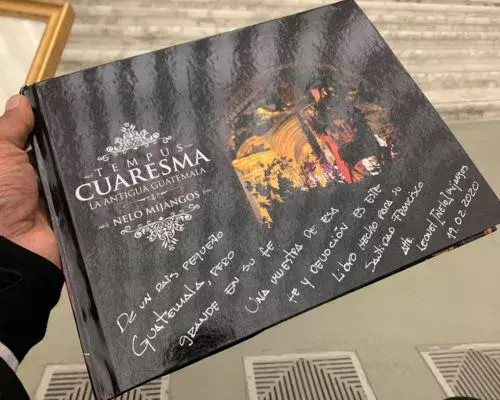 Nelo Mijangos entregó libro de fotografías de Semana Santa al Papa Francisco