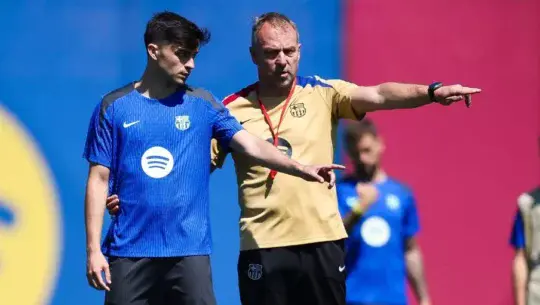 Hansi Flick y Pedri del Barcelona