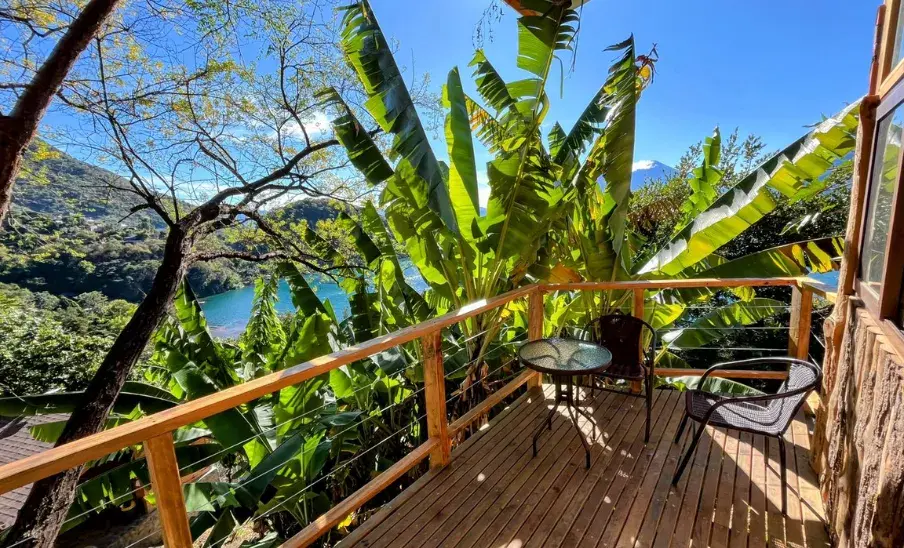 Fuego Atitlán Eco Hotel, un hospedaje con cabañas y glamping en San Marcos La Laguna