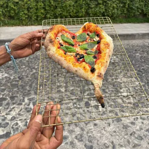 La Familia Pizzería y Panadería 2025