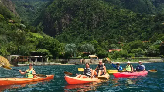 kayaks en el Lago de Atitlán
