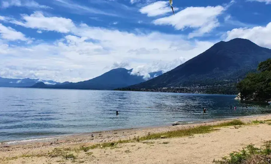 Las Cristalinas, la playa de arena blanca a orillas del Lago de Atitlán