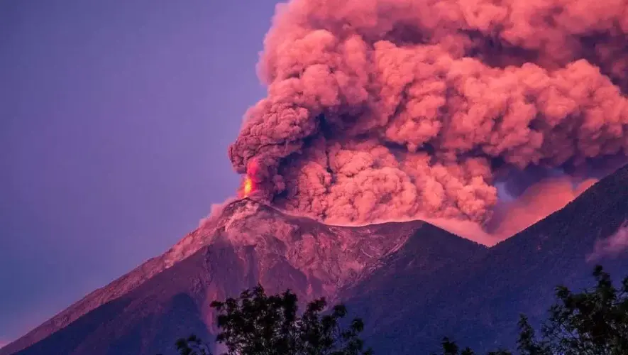 Erupción del volcán de Fuego en junio 2025