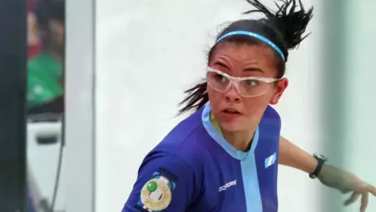 Gabriela Martínez en acción en un partido de Ráquetbol