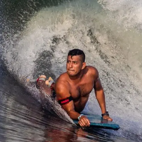 Surfista guatemalteco