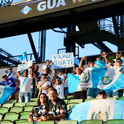 afición de Guatemala en el partido con Panamá