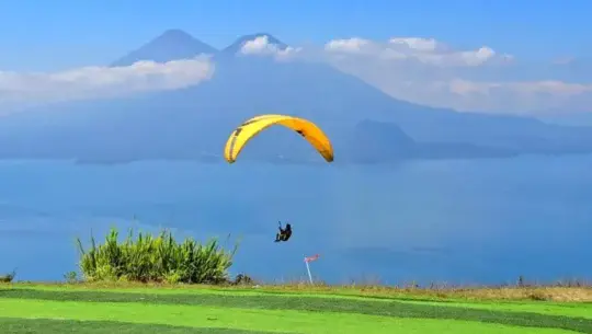 parapente en el lago de atitlán