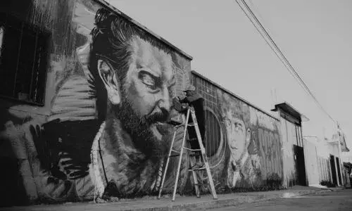 Artista Allan Yohol pintó mural dedicado a Ricardo Arjona y su álbum SECO