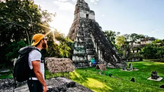¿Cuál es el precio de la entrada a Tikal y dónde se compra