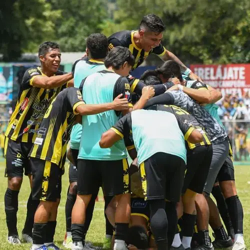 aurora celebrando un gol