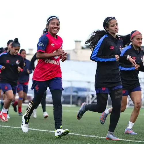 equipo femeino de los rojos entrenando dos jugadoras
