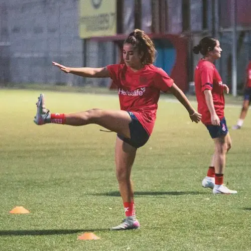 equipo femeino de los rojos entrenando