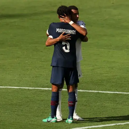 jugadores abrazados