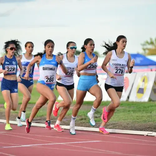 Atletas en actividad durante la competencia