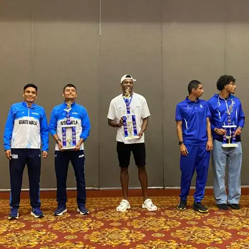 Erick Barrondo en el podio tras finalizar la competencia