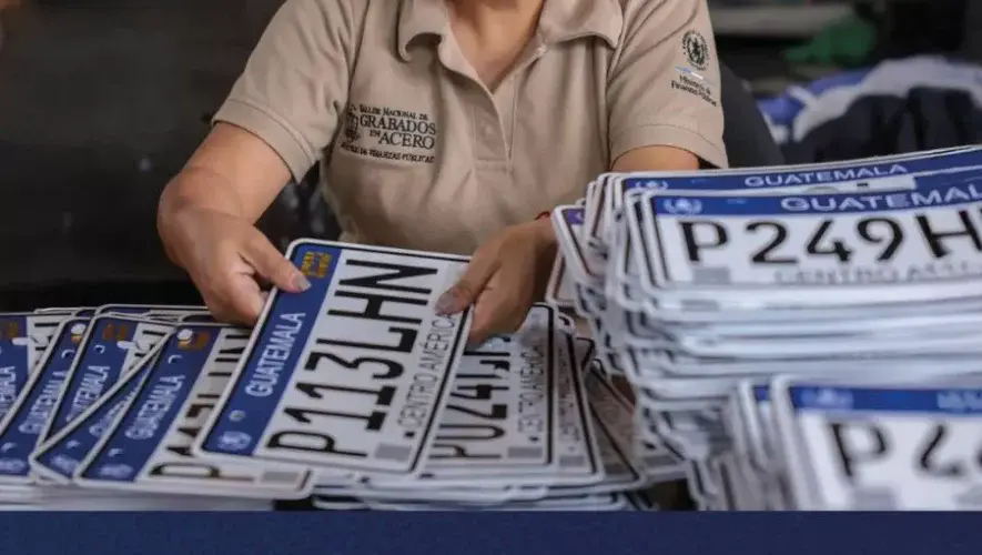 Reduce precio de placas de vehículos en Guatemala