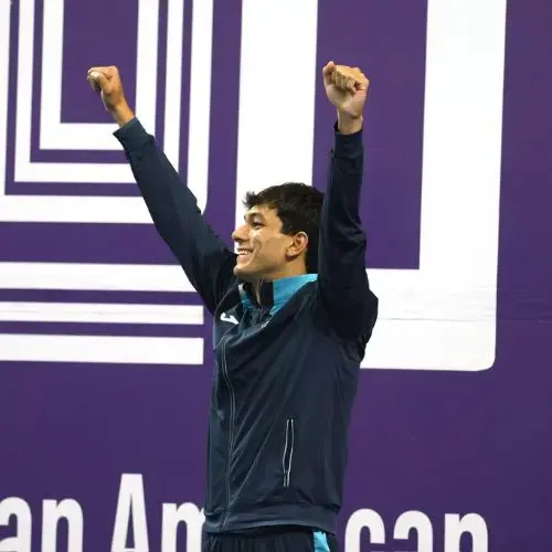 Roberto Bonilla celebrando en Paraguay