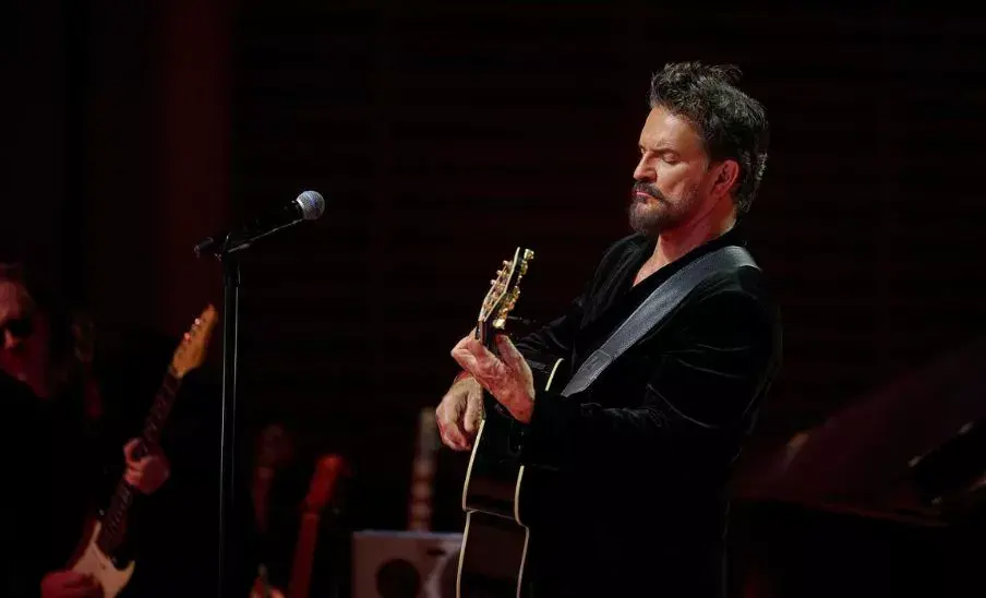 Ricardo Arjona fue sorprendido por una fan en el estadio de los Mets de Nueva York