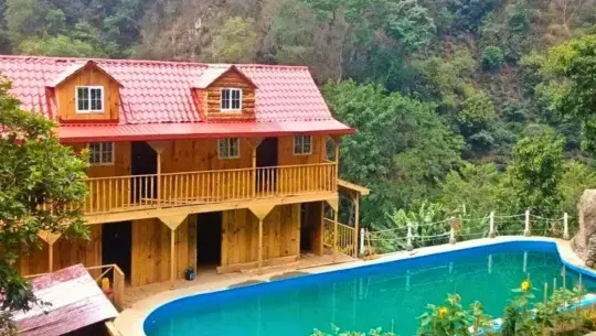 piscinas rodeadas de bosque en Guatemala