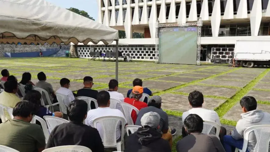 El Salvador vs Guatemala en pantalla gigante de la USAC