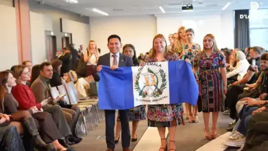 Semana de la Moda París 2025 Indumentaria maya guatemalteca en pasarela internacional
