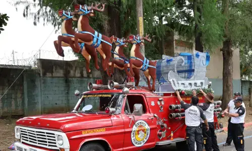 Desfile Navideño 2025 de Bomberos Voluntarios en Guatemala ciudad