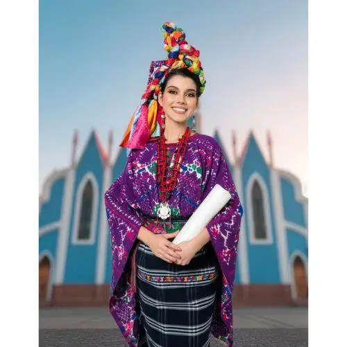 Hilda Gutiérrez con indumentaria de San Pedro Sacatepéquez en Miss International 2025