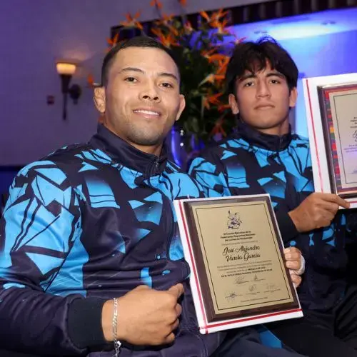 Luchadroes guatemaltecos en la Gala de Reconocimiento 2025