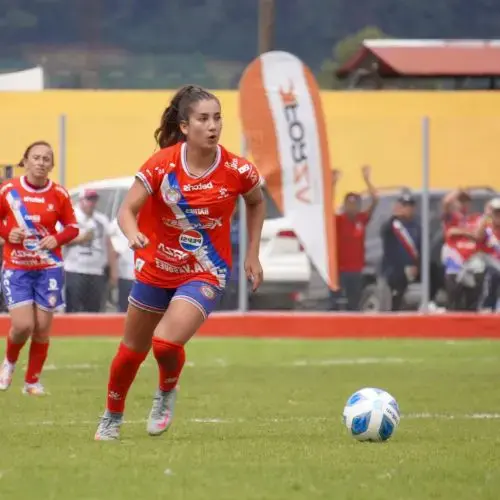 Acacia Edwards con Xelajú Femenino