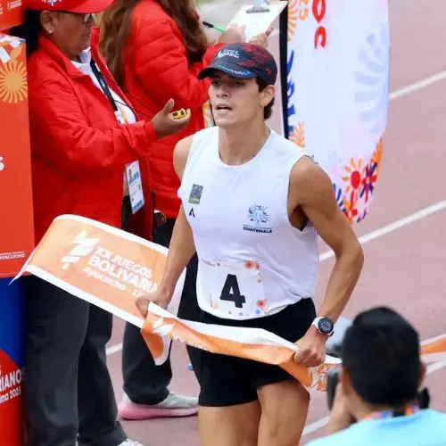 Andrés Fernández en relevos mixtos para Guatemala en Juegos Bolivarianos 2025