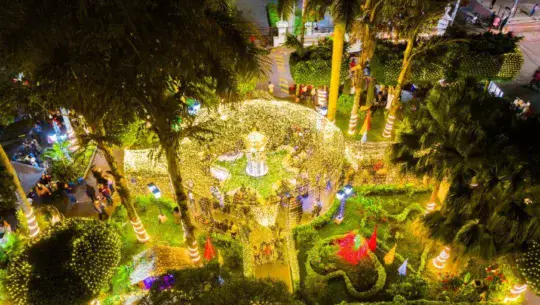 Decoración navideña en Parque Plaza de La Marimba
