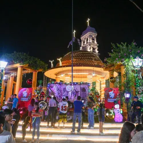 Decoraciones navideñas en Retalhuleu 2025