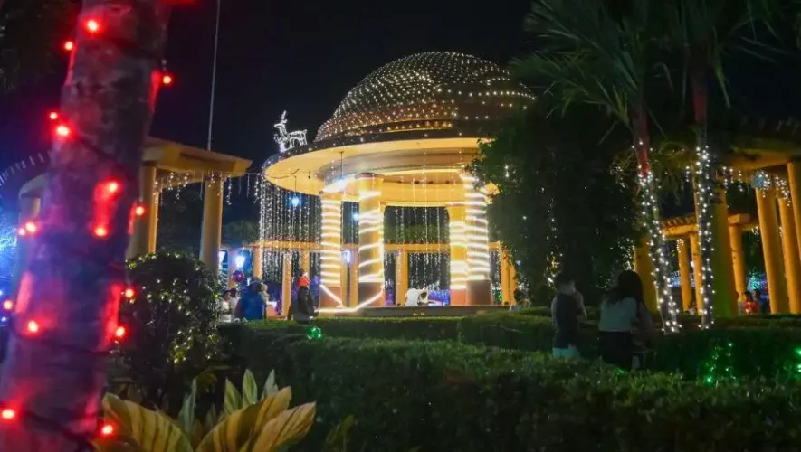 Decoraciones navideñas en Retalhuleu 2025