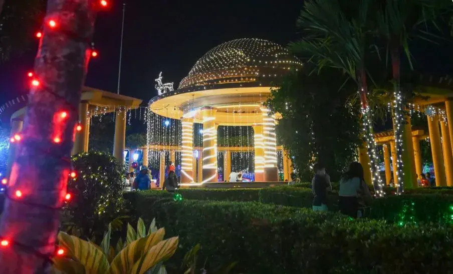 Decoraciones navideñas en Retalhuleu 2025