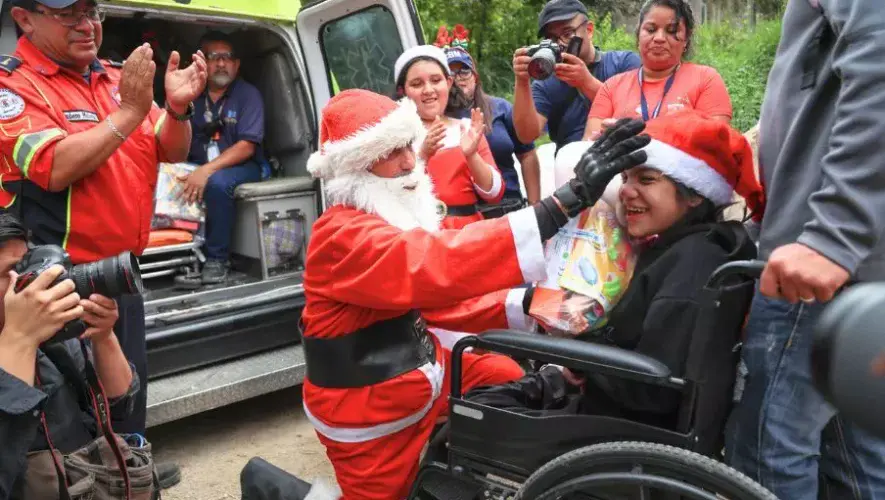 El Mayor Héctor Chacón entregó juguetes a niños del puente Las Vacas 2025