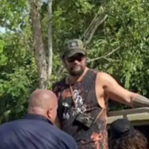 El actor Jason Momoa visitó Tikal junto a Adria Arjona