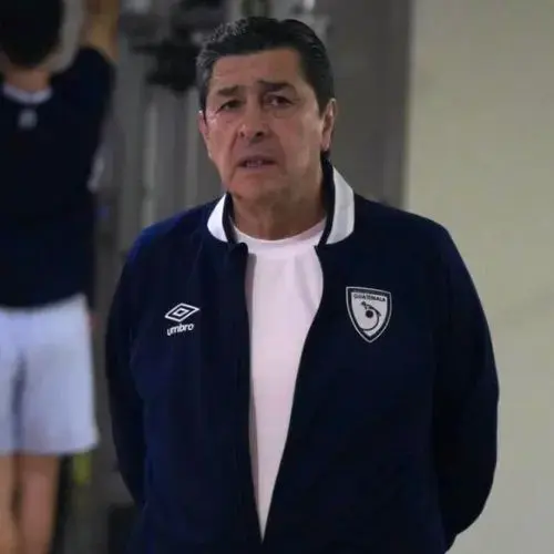 Luis Fernando Tena renovó con Seleccióin de Guatemala hasta 2030
