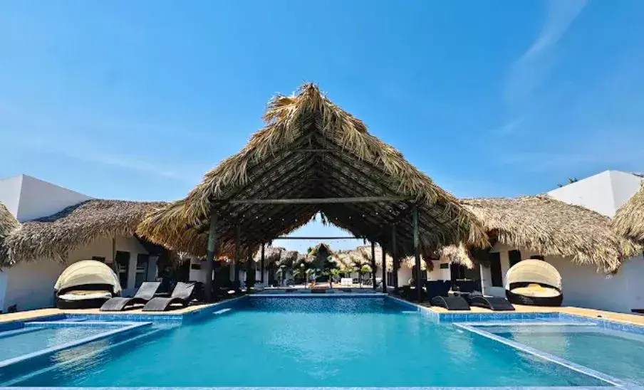 Ricco Beach, un lugar con bungalows frente al mar en Monterrico