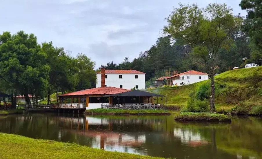 Casa Montana, el hotel con su propia laguna en Quiché