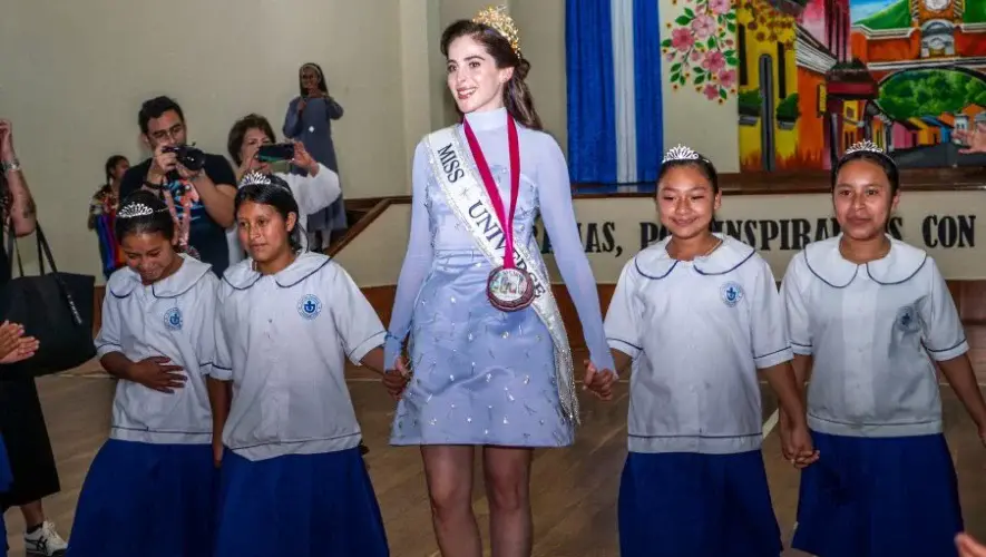 Fátima Bosch, Miss Universe 2025, compartió un día especial en Villa de las Niñas en Guatemala