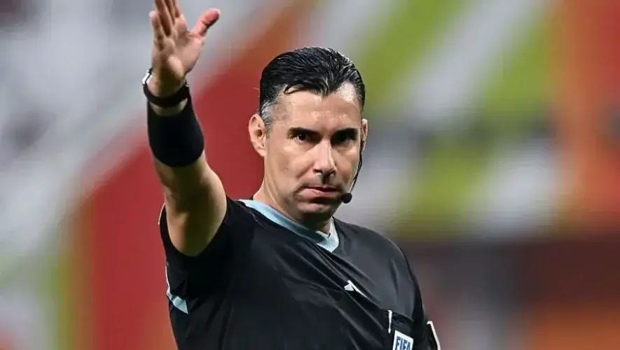 Mario Escobar se prepara en Brasil para figurar entre los árbitros para el Mundial 2026