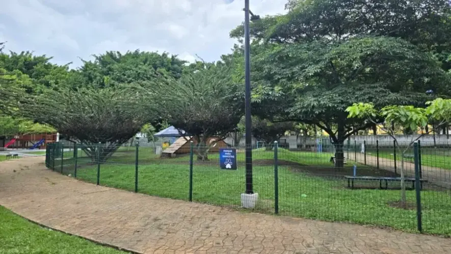 Parque para mascotas en el Campo Marte