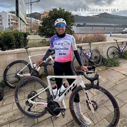 Sergio Chumil con el nuevo uniforme de Burgos Burpellet 2026