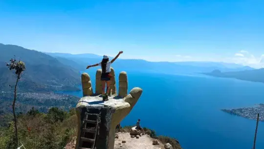 mirador de mano gigante en el Rostro Maya