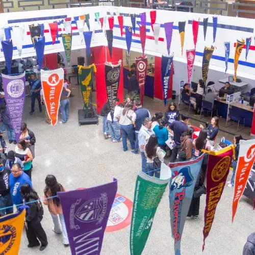 La Mini Feria Universitaria